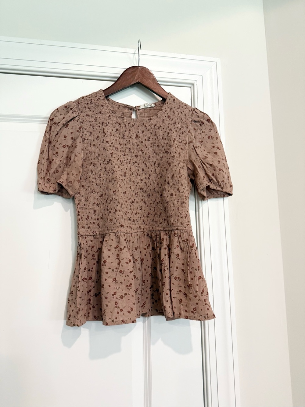 Mine Floral Peplum Puff-Sleeve Top in Taupe